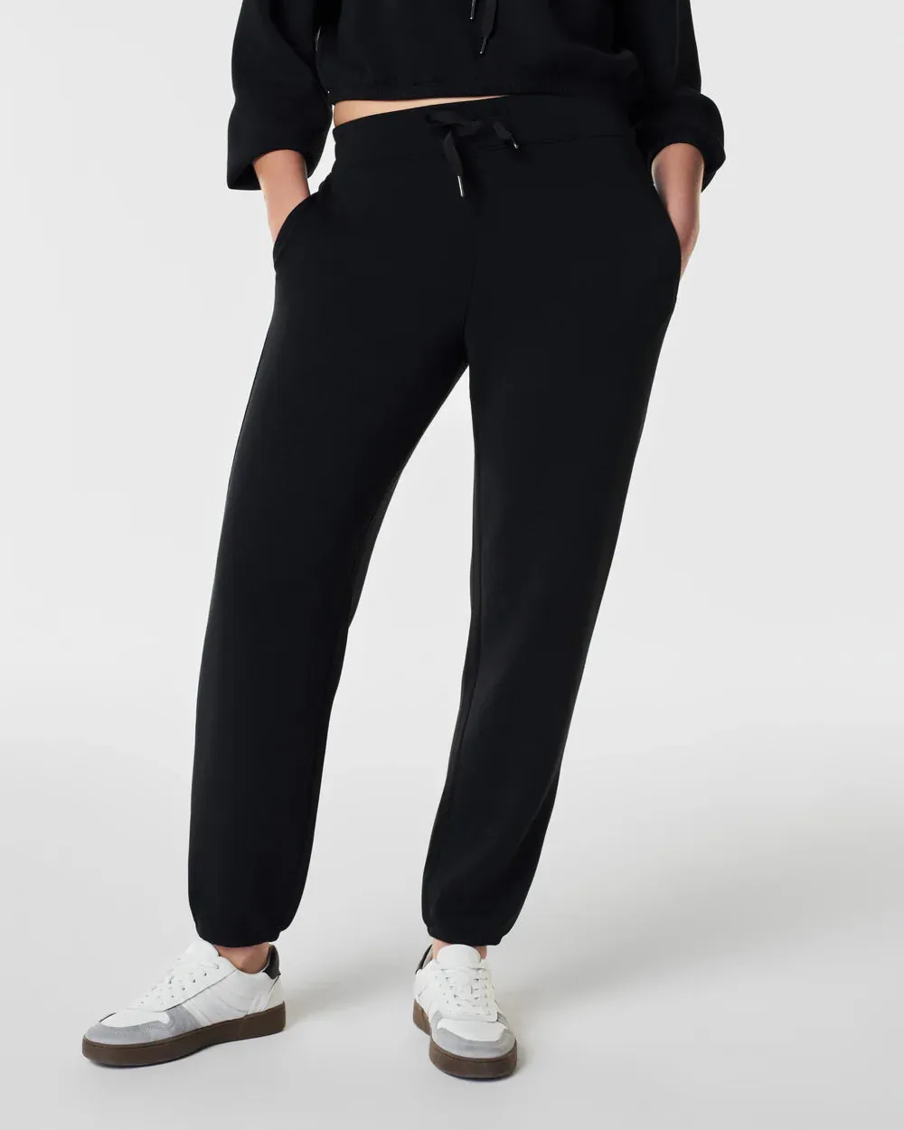Airessentials Jogger (Very Black)
