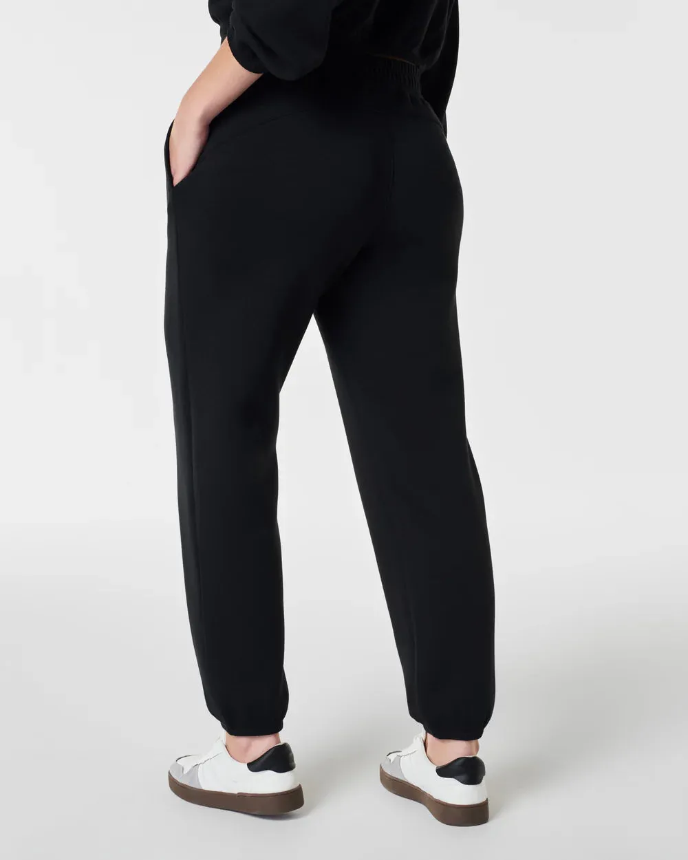 Airessentials Jogger (Very Black)