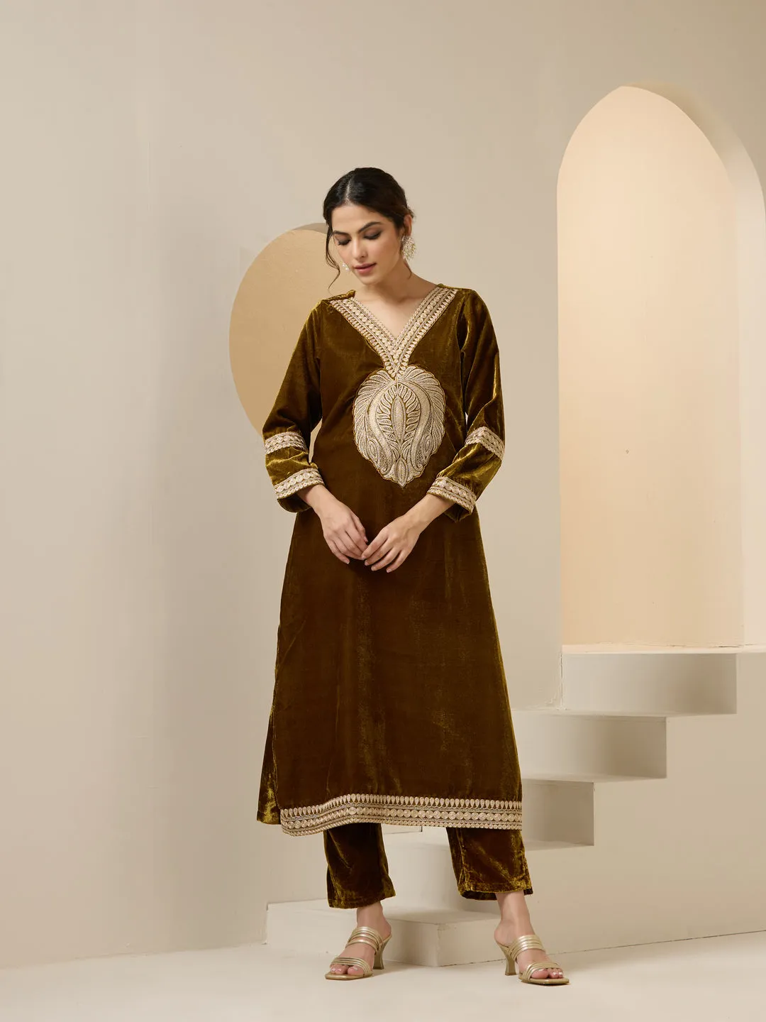 ISHIN Women mustard Velvet 3pcs kurta set